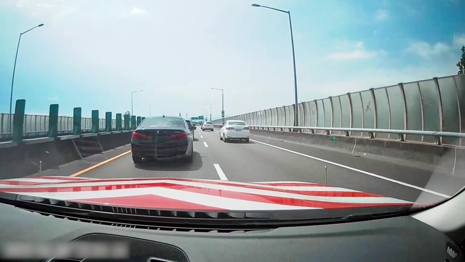 「BMW車牌全黑」上國道　真相竟是加裝窗簾慘吃罰單