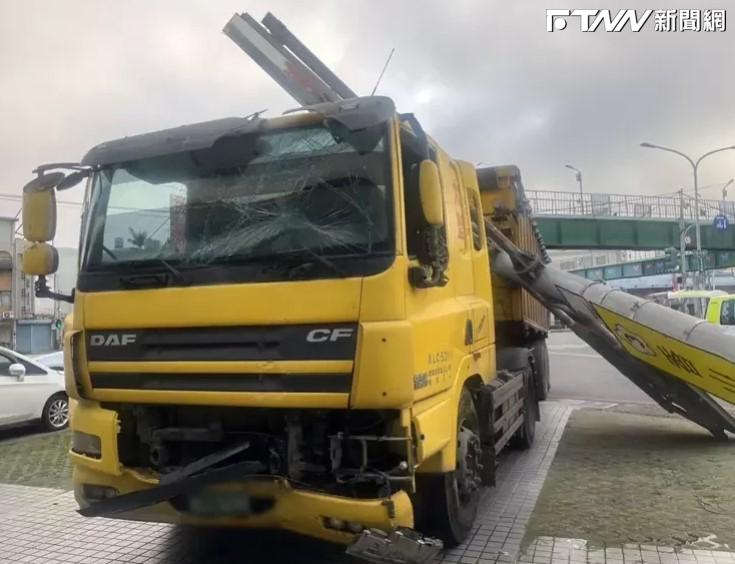 影／砂石車失控衝上分隔島　整個路牌被「扛走」嚇壞路人