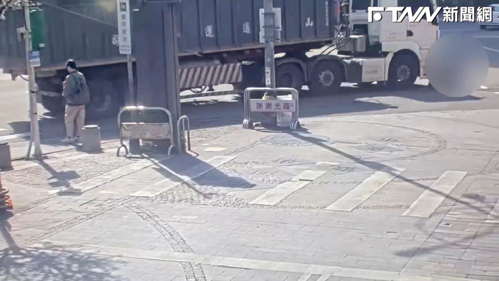 聯結車右轉撞倒女騎士輾壓致死　駕駛遭北市警送辦