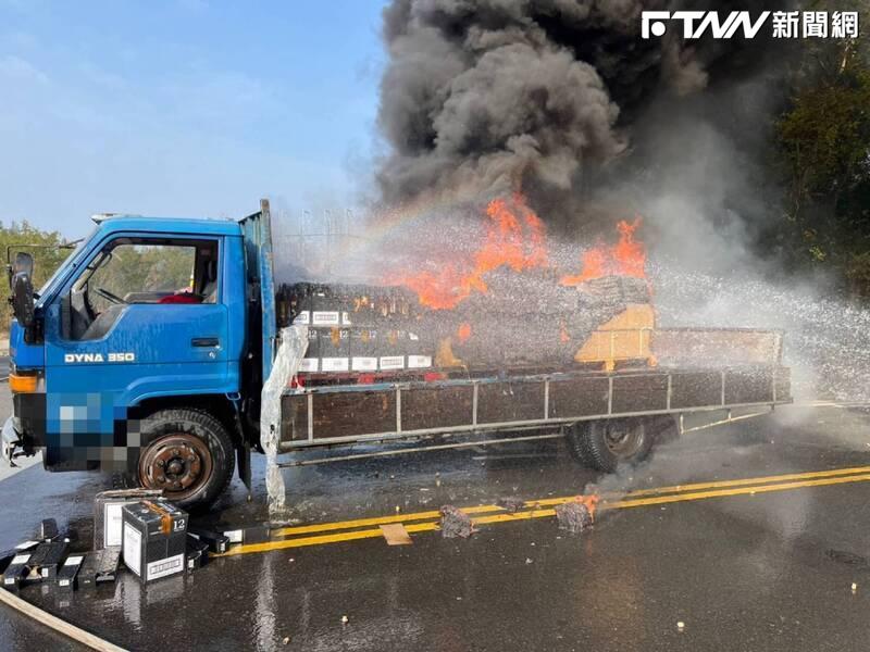 金門小貨車突起火　滿載威士忌燒毀