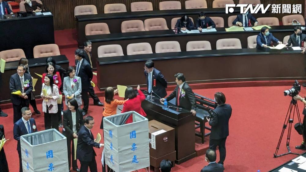 立法院副院長選舉投票，民眾黨票投張啟楷　藍綠進入第二輪投票