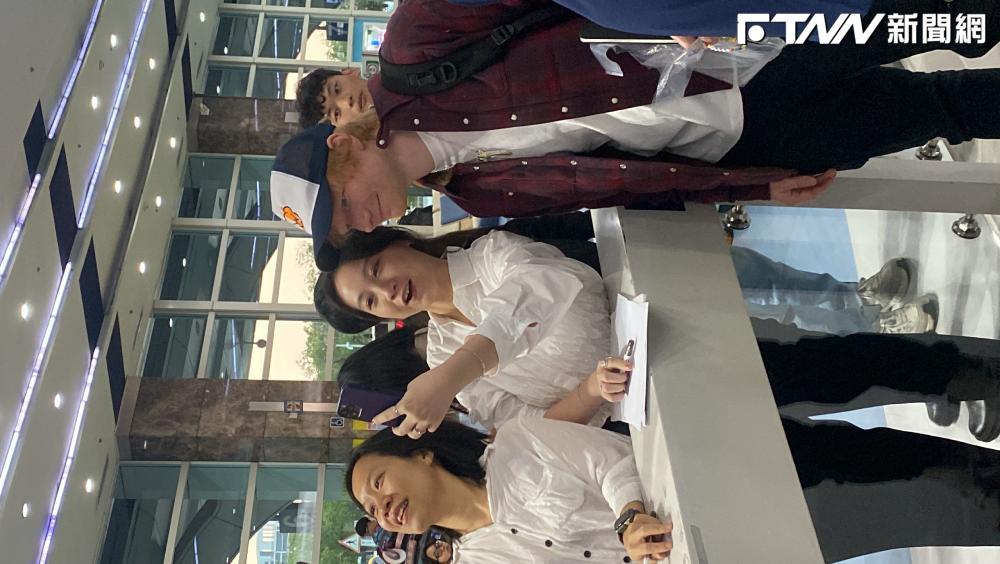 Ed Sheeran明開唱！現身高雄小港　寵粉合照全被拍